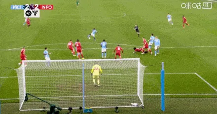 爱游戏正版-最后的机会！萨维尼奥混战中抢射被穆里略解围